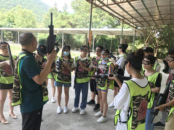 深圳公司员工奖励旅游活动_单仁资讯33人清远漂流3天奖励游