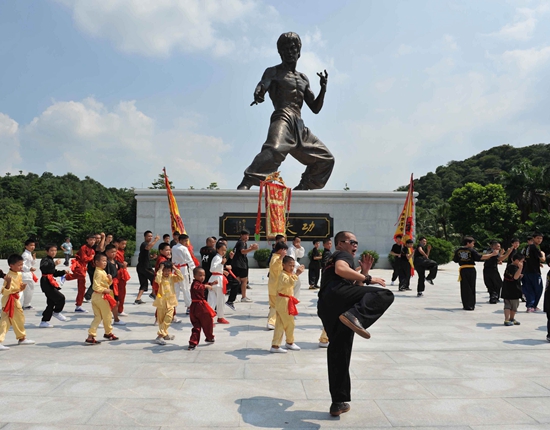 岭南生态庄园、李小龙乐园、任摘任吃荔枝、红博城、尊享五星酒店两日游